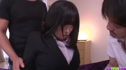 Busty Yui Kyouno disfruta de un trío duro – Más información en cams.lapippa.com